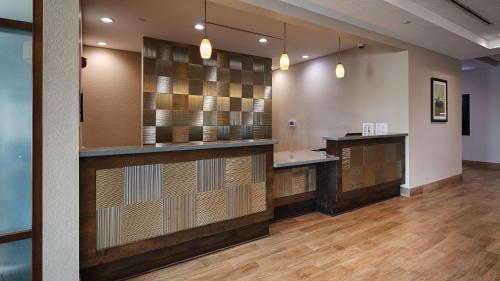 Best Western Plus College Station Inn & Suites - image 4