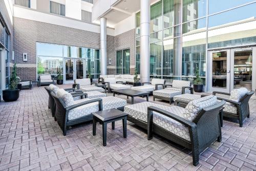 Embassy Suites By Hilton College Station - image 3