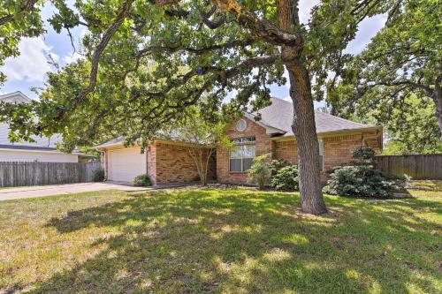 College Station Home with Yard - 5 Mins to AandM! - image 2