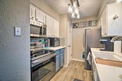 Charming Condo with Pool about 2 Mi to Texas A and M! - image 2