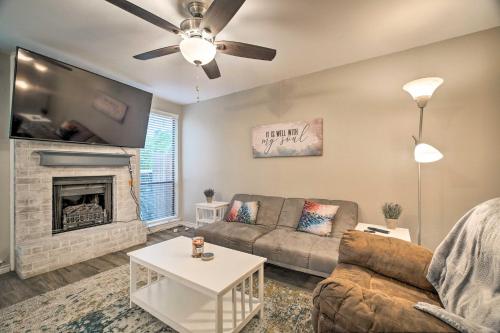 Charming Condo with Pool about 2 Mi to Texas A and M! - image 5