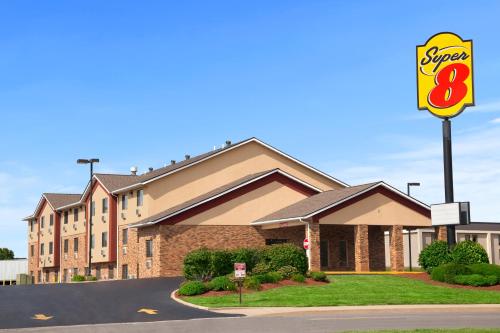 Super 8 by Wyndham Collinsville St. Louis - image 2