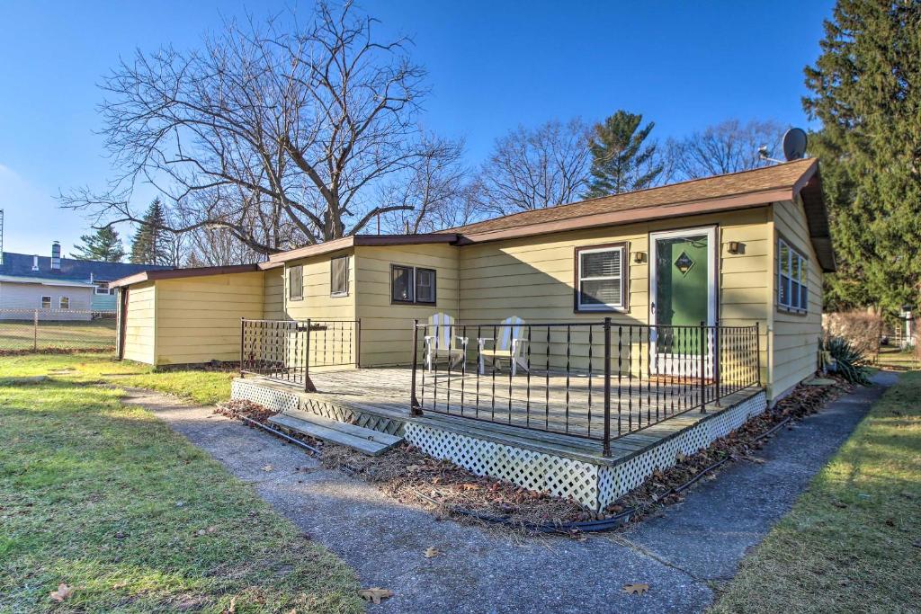 Cozy Cottage 1 Mi to Hagar Beach on Lake MI! - image 3