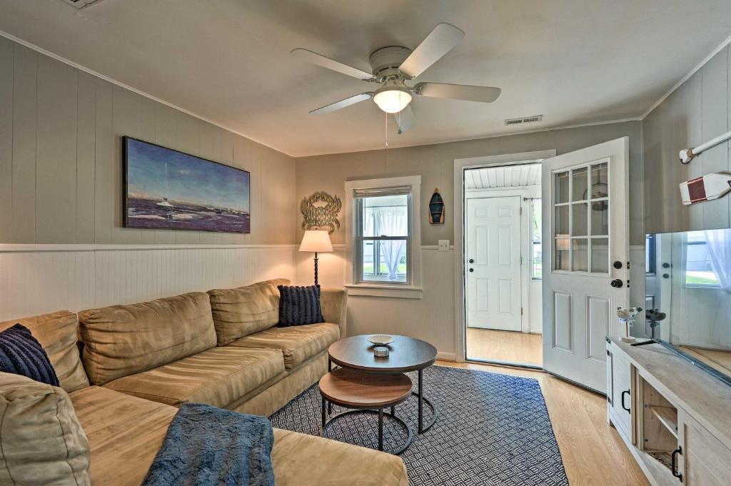 The Blue Crab Cottage - 3 Blocks From The Beach! - image 2