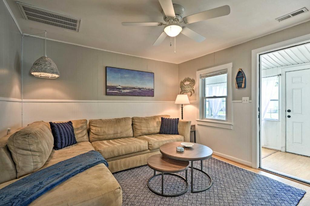 The Blue Crab Cottage - 3 Blocks From The Beach! - image 3