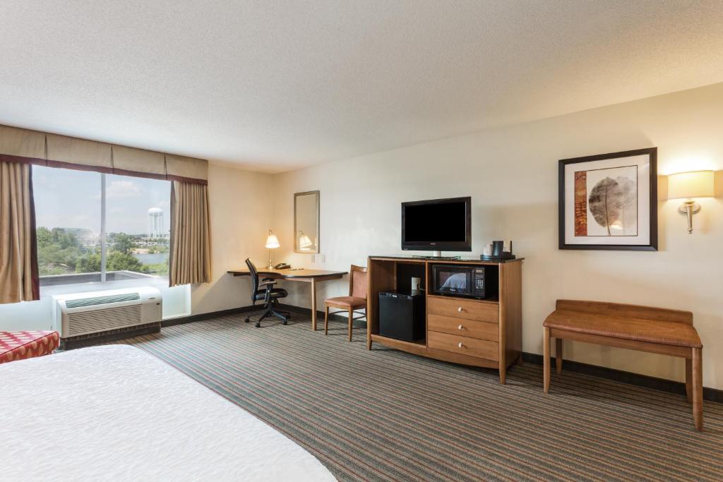 Hampton Inn Petersburg - Southpark Mall - image 7