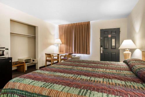 Rodeway Inn & Suites Colorado Springs - image 2