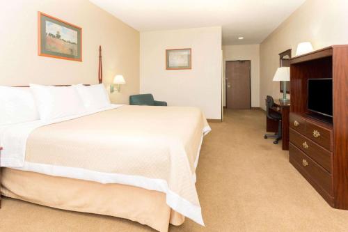 Days Inn by Wyndham Colorado Springs Airport - image 3