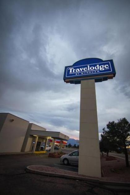 Travelodge by Wyndham Colorado Springs Airport/Peterson AFB - image 4