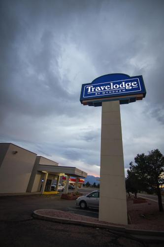 Travelodge by Wyndham Colorado Springs Airport/Peterson AFB - image 4