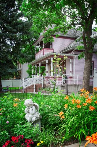 Holden House 1902 Bed & Breakfast Inn - image 2