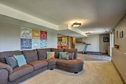 Bright Renovated Apartment with Views of Pikes Peak - image 3