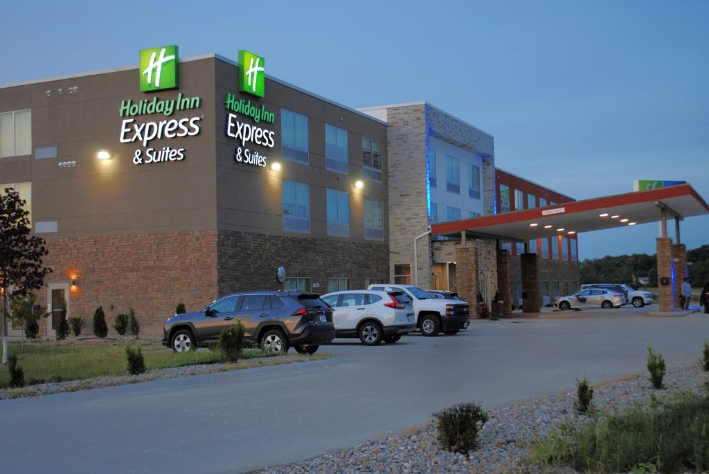 Holiday Inn Express & Suites - Columbia City an IHG Hotel - main image