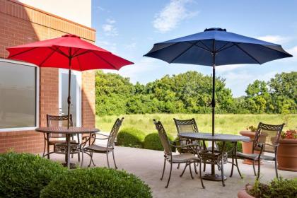 Hampton Inn St. Louis-Columbia - image 4