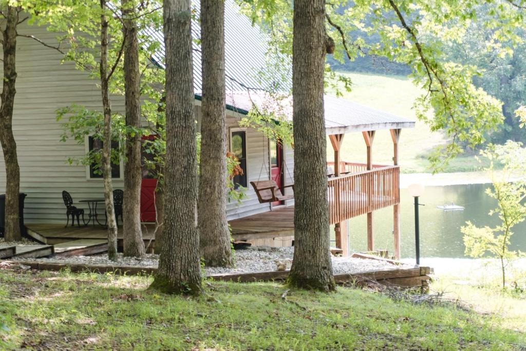 The Lake House A Hidden Gem Sleeps 4 - main image