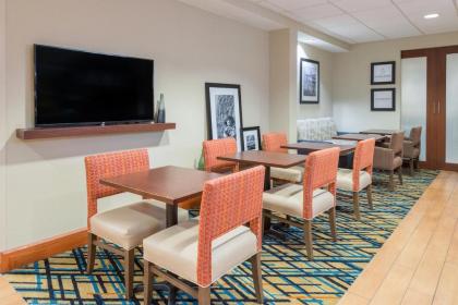 Hampton Inn Columbia - image 10