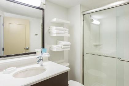 Hampton Inn Columbia - image 6