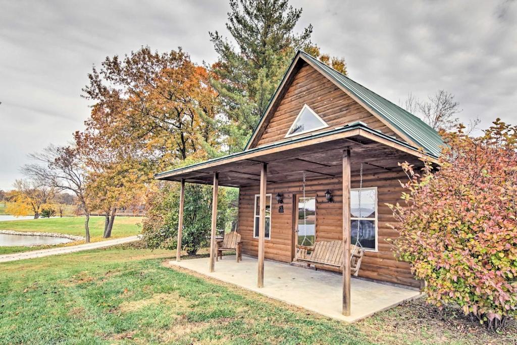 Cozy Columbia Cabin with Shared Lake Dock! - main image