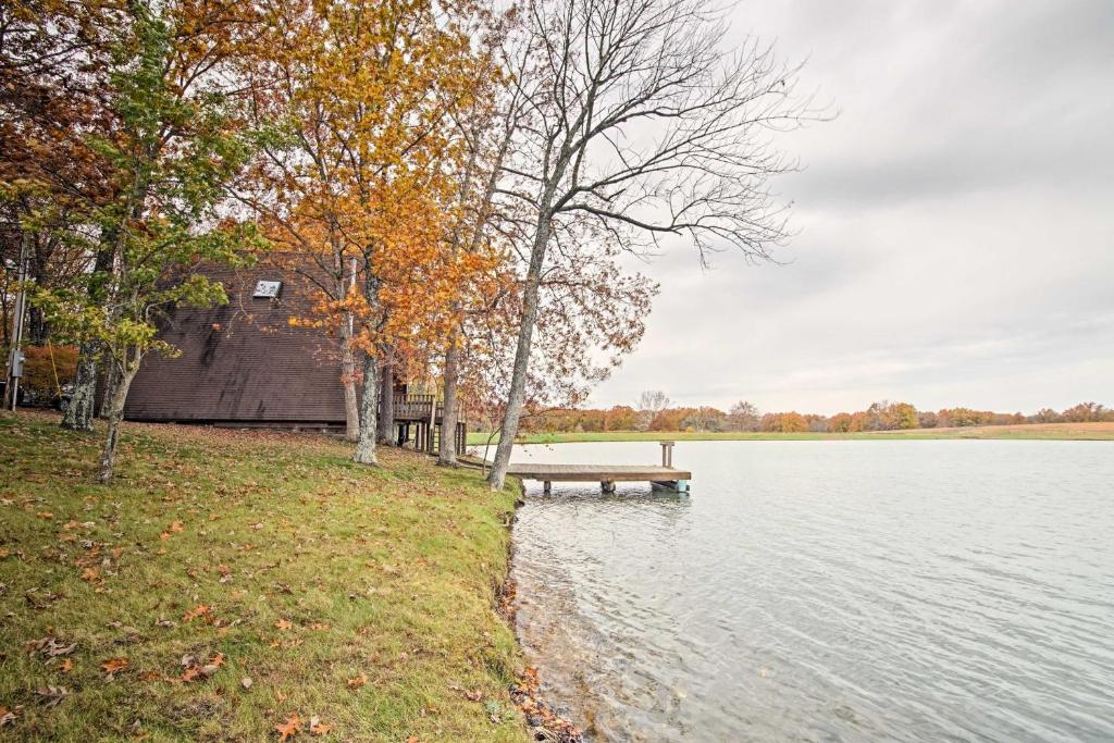 Cozy Columbia Cabin with Shared Lake Dock! - image 5