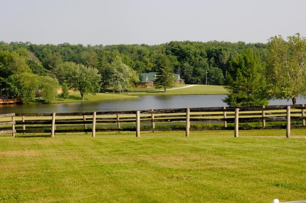 Cozy Columbia Cabin with Shared Lake Dock! - image 6