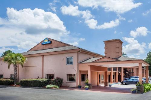 Days Inn by Wyndham Columbia - main image