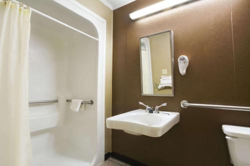 Microtel Inn by Wyndham Columbia Two Notch Road Area - image 2