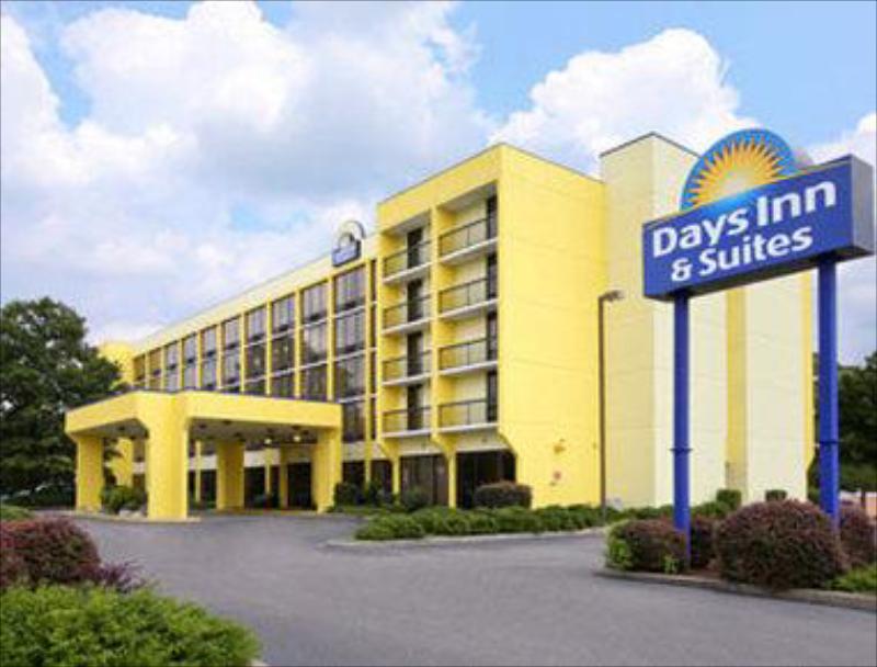 Days Inn & Suites by Wyndham SE Columbia Ft Jackson - image 2