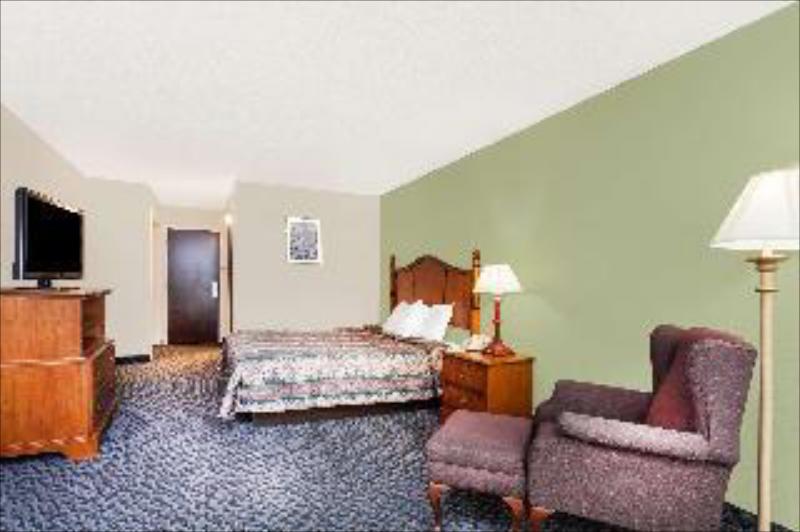 Days Inn & Suites by Wyndham SE Columbia Ft Jackson - image 3