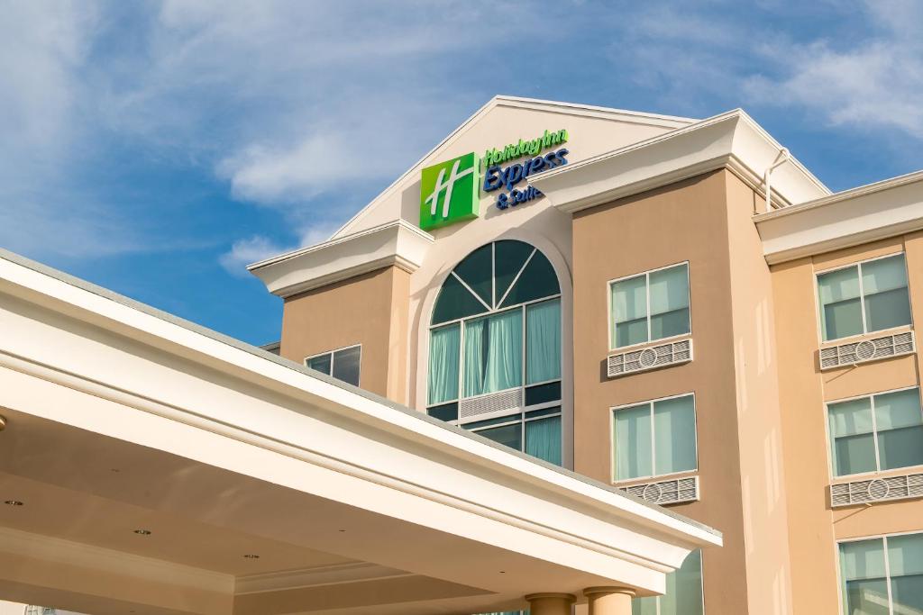 Holiday Inn Express & Suites Columbia-I-26 @ Harbison Blvd an IHG Hotel - main image