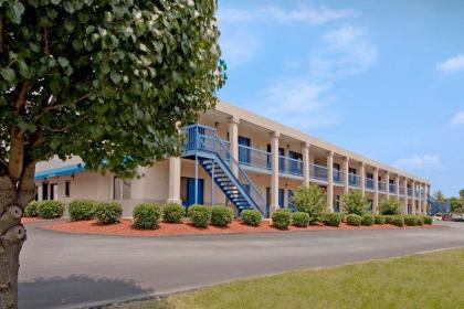 Americas Best Value Inn Fort Jackson - image 1