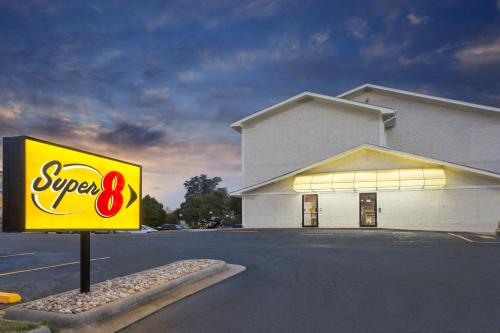 Super 8 by Wyndham Columbus Airport - image 3