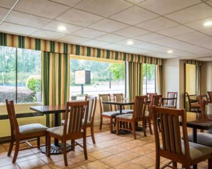 Econo Lodge Inn & Suites at Fort Benning - image 4