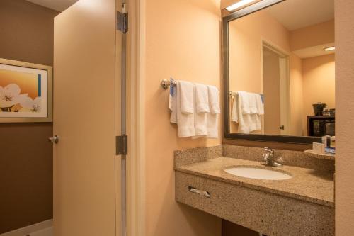 Fairfield Inn & Suites by Marriott Columbus - image 4