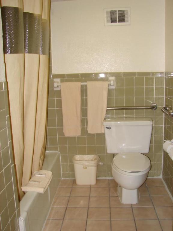 Columbus Inn & Suites - image 2