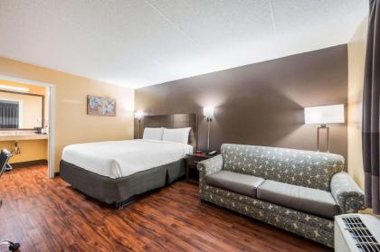 Econo Lodge - image 9