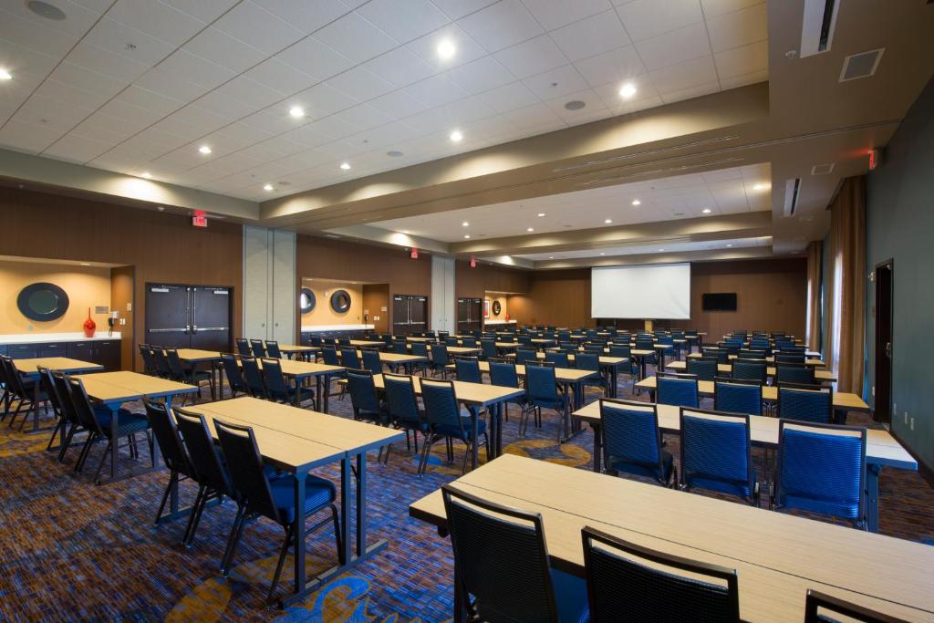 Courtyard by Marriott Columbus - image 3