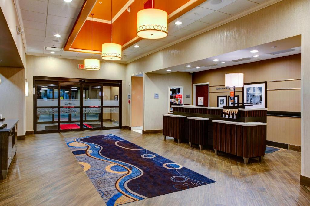 Hampton Inn and Suites Columbus MS - image 7