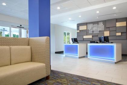 Holiday Inn Express & Suites - Columbus North an IHG Hotel - image 6