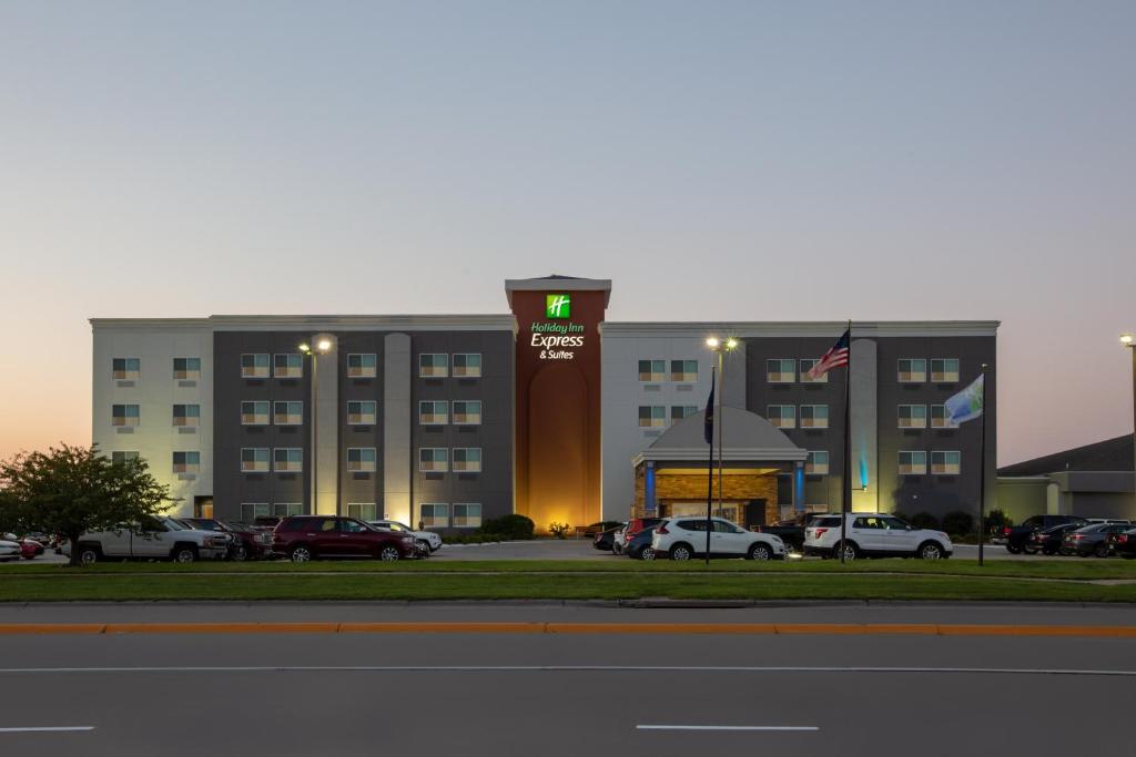 Holiday Inn Express Hotel & Suites Columbus an IHG Hotel - main image