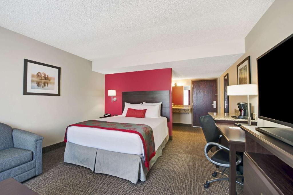 Ramada by Wyndham Columbus Hotel & Conference Center - image 6