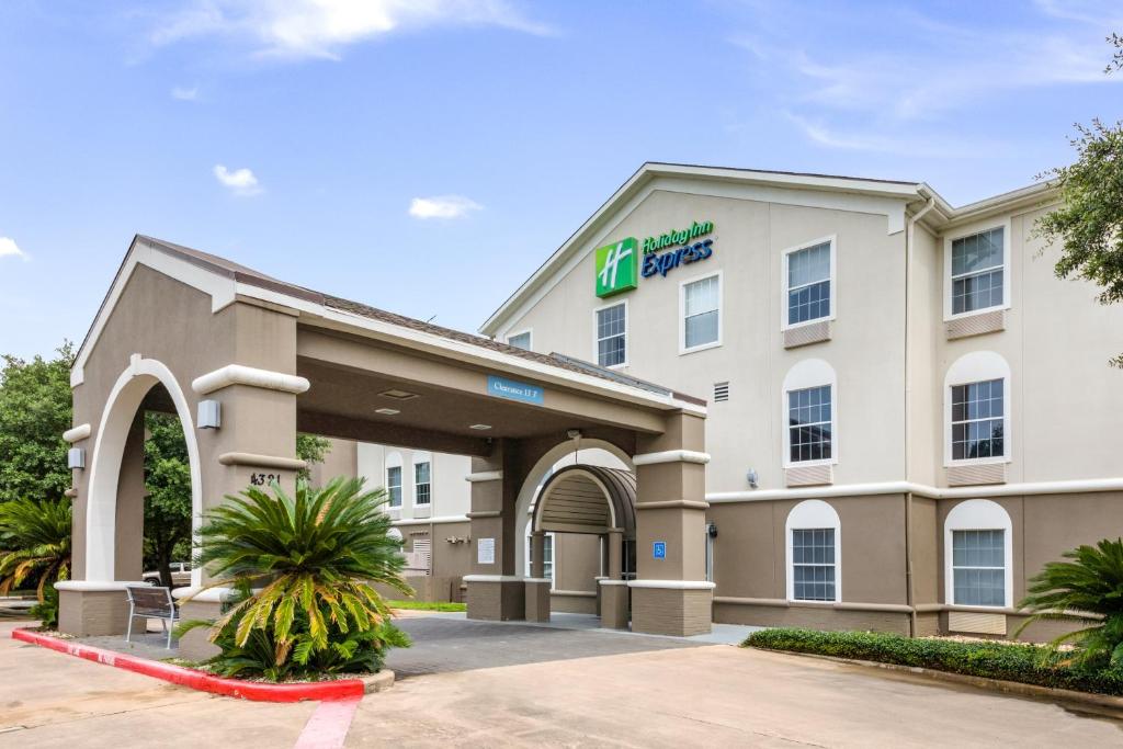 Holiday Inn Express Hotel & Suites Columbus an IHG Hotel - main image