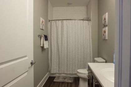 Upscale 1BR Apts in Downtown by Frontdesk - image 3