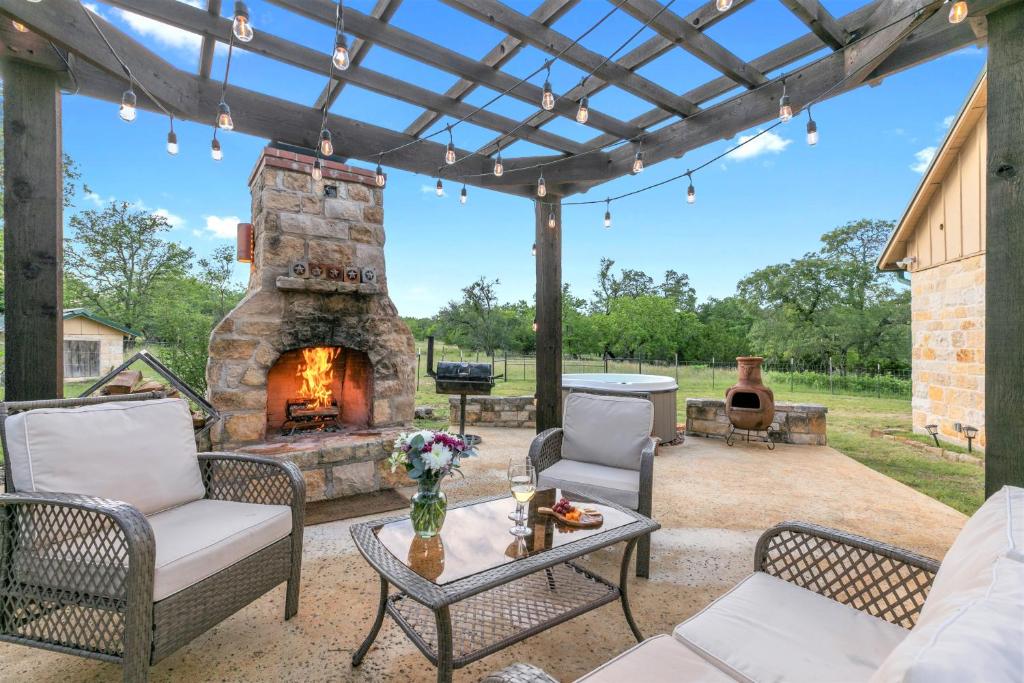 New! Luxury Home with Hot tub Fire Pit & Hill Country Views - main image