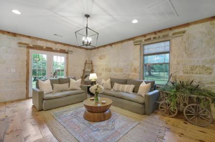 New! Luxury Home with Hot tub Fire Pit & Hill Country Views - image 6