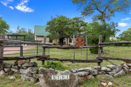 New! Luxury Home with Hot tub Fire Pit & Hill Country Views - image 9