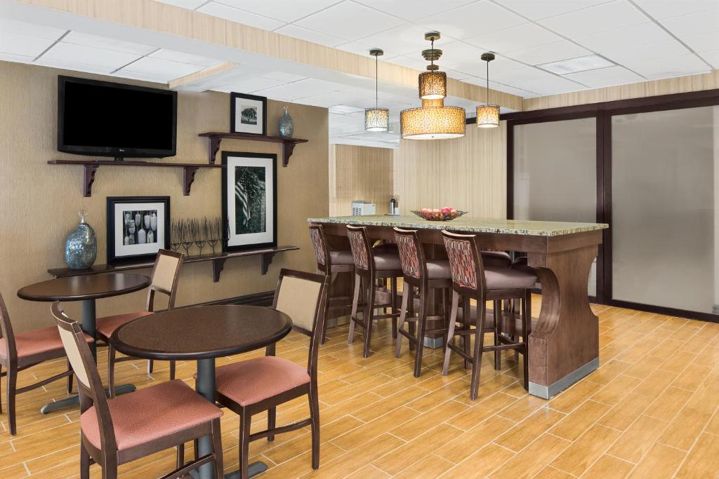 Hampton Inn Commerce - main image