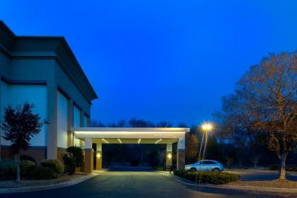 Hampton Inn Commerce - image 15