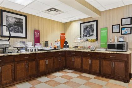 Hampton Inn Commerce - image 8