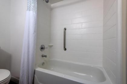 Hampton Inn Commerce - image 9