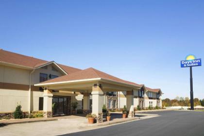 Days Inn  Suites by Wyndham Commerce